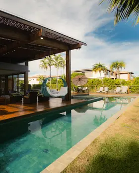 Foto original da piscina com pergolado, usada no vídeo